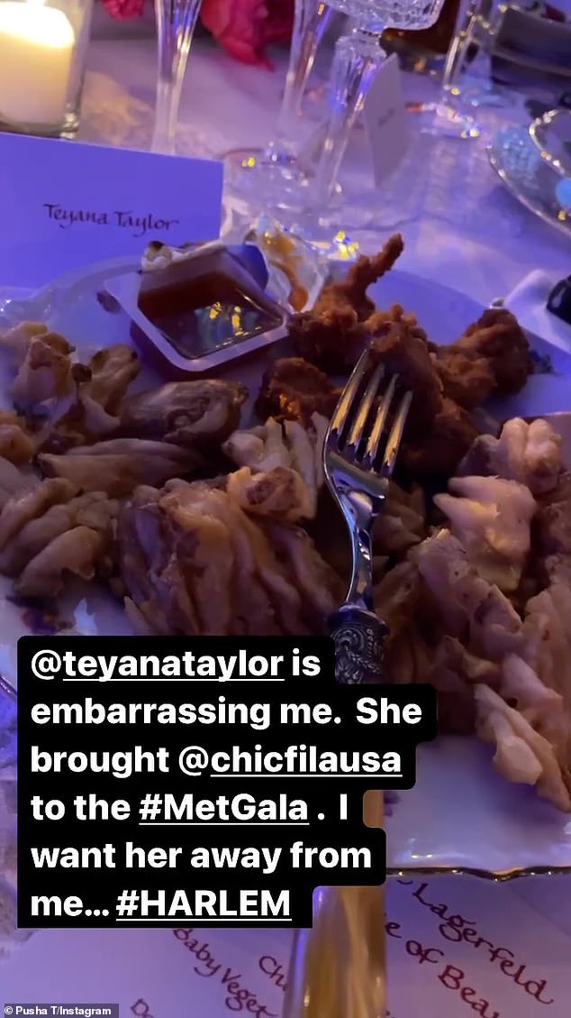 ¡mmm!  Mientras los invitados de Met Gala cenaban tazones de sopa de guisantes gourmet, Teyana Taylor disfrutaba de un tipo diferente de comida en el evento de la lista A: un plato lleno de Chick-fil-A que ella misma trajo.