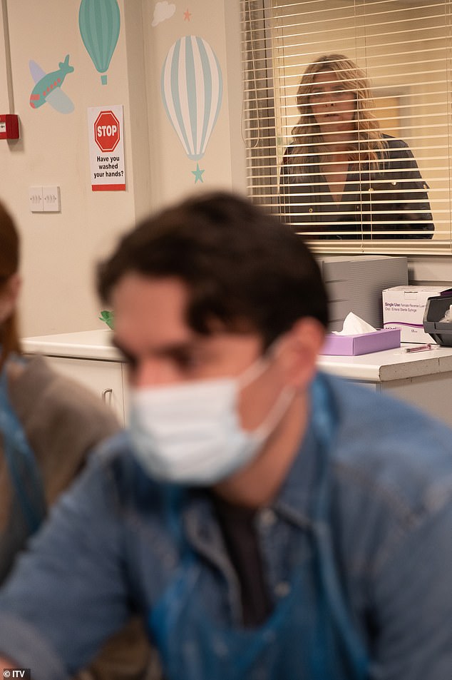 Visitante inesperado: mientras tanto, sin que él lo sepa, Charity y la media hermana de Chloe, Amy Wyatt, llegan al hospital para una visita sorpresa después de enterarse de que Reuben se está recuperando.