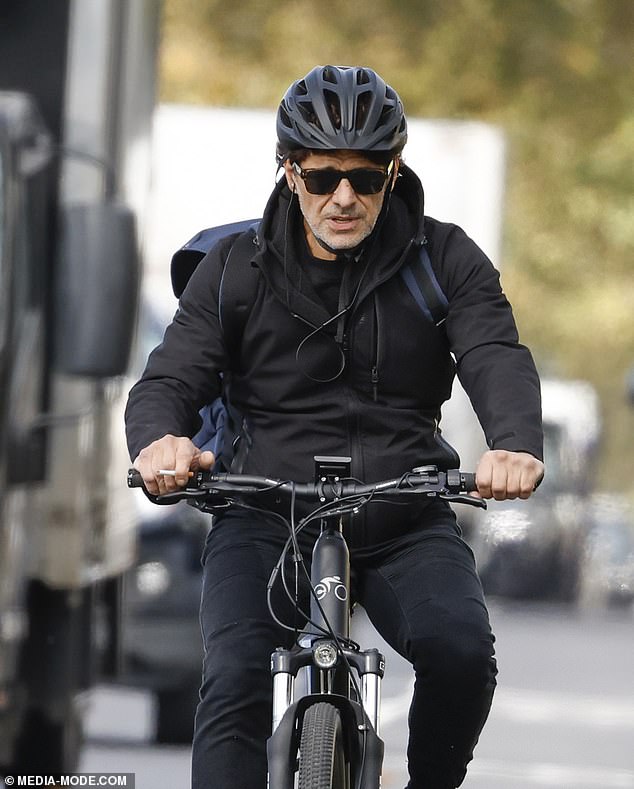 El actor con problemas fue visto montando su bicicleta en Melbourne el sábado