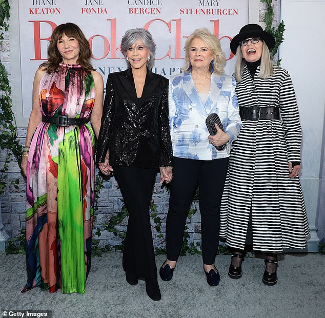 ¡Los iconos se unen!  La actriz de 85 años se reunió con sus coprotagonistas Mary Steenburgen, 70, Diane Keaton, 77, Candice Bergen, 76, y en el Teatro AMC Lincoln Square.