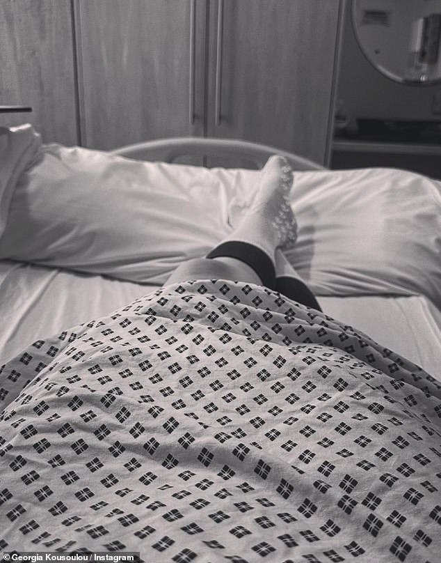 Devastación: Georgia publicó una foto en blanco y negro de sí misma en su cama de hospital mientras les decía a sus seguidores que la conmoción la había dejado 'sin palabras'