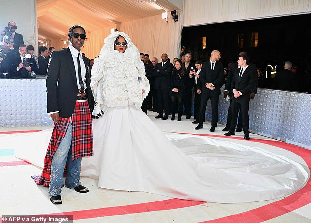 Pareja: la cantante y su pareja A$AP Rocky ofrecieron un espectáculo encantador en la Met Gala a principios de este mes.