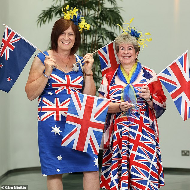 La superfan Fiona Guest, de 62 años, (izquierda) acompaña a Sylvia Rook a la final de Eurovisión.