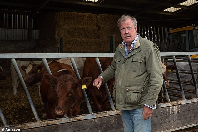 ¡En otras noticias!  Jeremy Clarkson ha estado ocupado con el trabajo agrícola para su serie Clarkson's Farm