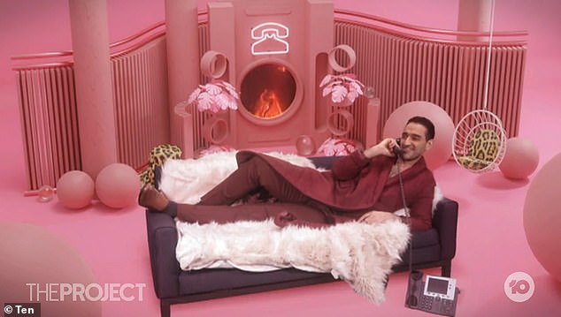 En el boceto, el ganador de Logie, de 44 años, aparece con un juego de dormitorio completamente rosa, acostado en un salón con un pijama rojo rubí con una bata y pantuflas a juego.