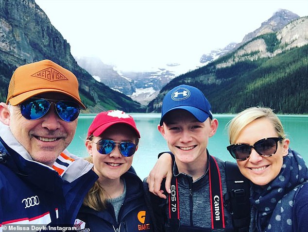 Melissa comparte a sus hijos con su esposo, el ejecutivo de marketing deportivo John Dunlop.