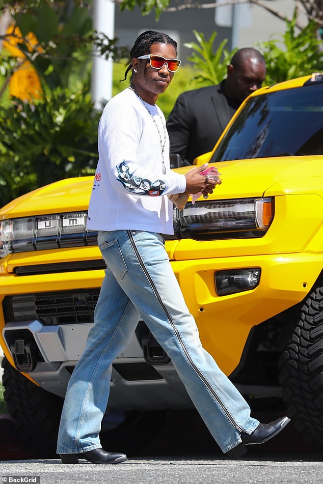Trendy: mientras tanto, la estrella del hip hop se veía genial como siempre con un top blanco de manga larga, jeans azules y botas de vaquero negras.