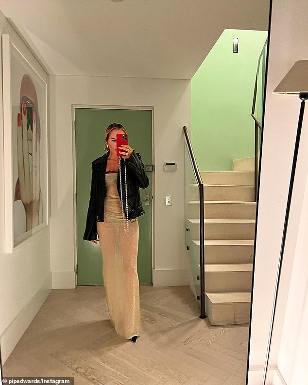 La diseñadora de moda de Sydney, de 43 años, se atrevió a desnudarse poniéndose un vestido transparente que dejaba muy poco a la imaginación, compartiendo una imagen en Instagram.