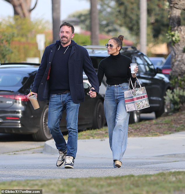 Pareja: el video, que desde entonces se ha vuelto viral en las redes sociales, muestra a Ben caminando frente a Jennifer hacia su Mercedes mientras lleva un café helado el lunes.