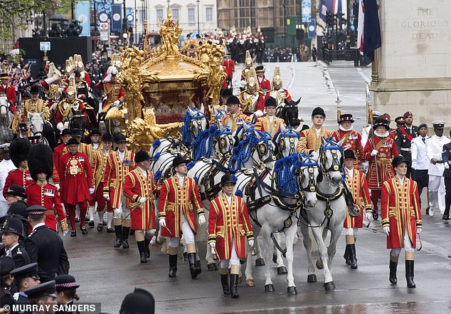 Coronada: Penny Lancaster (abajo a la izquierda frente a dos guardias de granaderos) estaba de servicio en Whitehall observando a la multitud mientras el Rey y la Reina pasaban.