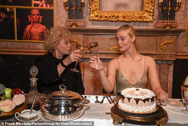 ¡Que par!  Se vio a Elle compartiendo un brindis con la productora Marian Macgowan mientras posaban dentro de la elegante fiesta, organizada por Hulu y American Express.