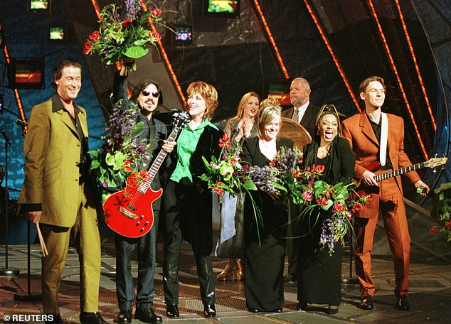 ¡Vencedores!  Junto a su grupo Katrina And The Waves, Katrina ganó Eurovisión en 1997 con su canción Love Shine A Light.