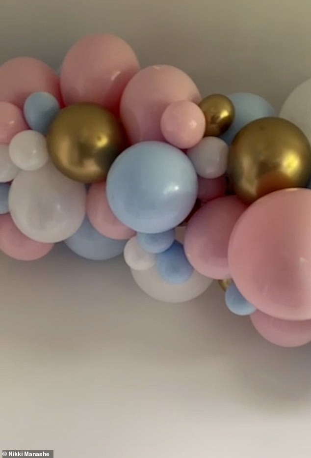 Niño o niña: Alex y Nikki, de 36 años, quienes anunciaron sus felices noticias en enero, decoraron su hogar con un arco de globos lleno de globos rosas y azules en anticipación al gran momento.