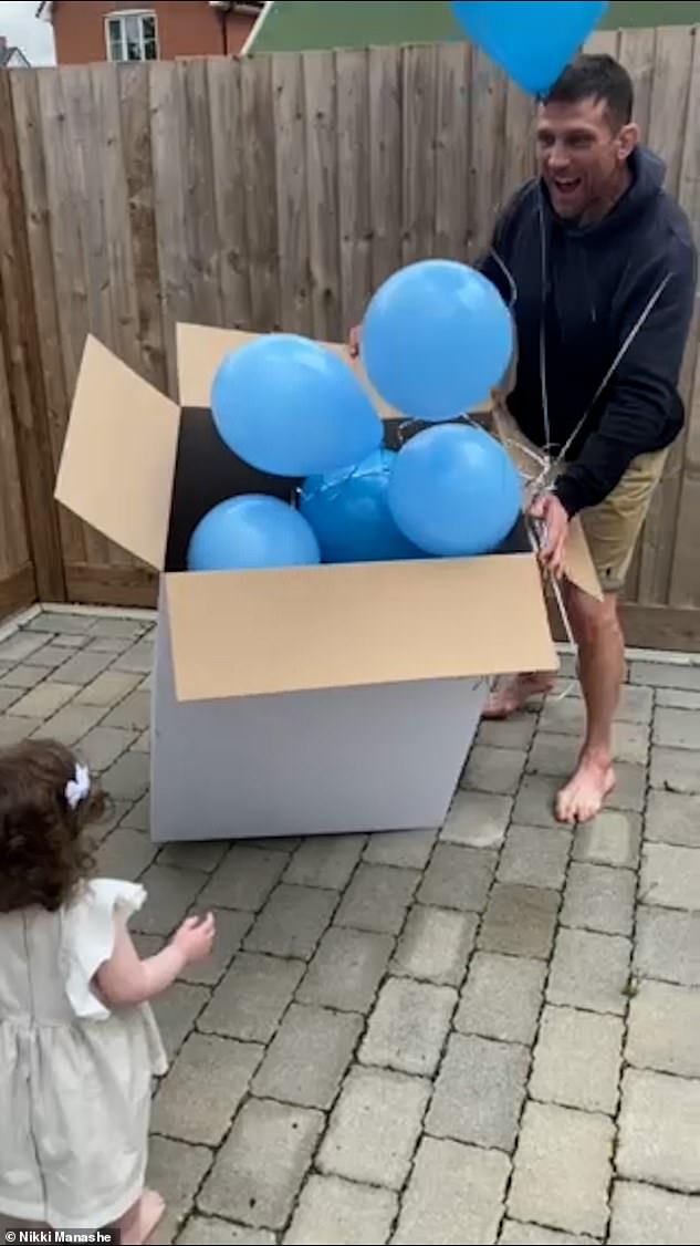 Azul para niños: luego abrió la caja y un montón de globos azules salieron en cascada y flotaron hacia el cielo.