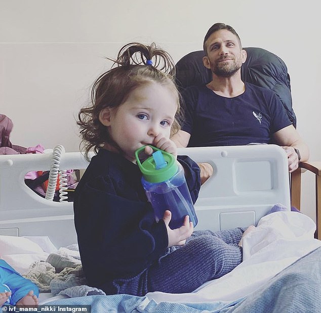 Difícil: Mientras tanto, Alex estaba fuera de sí ya que tenía que cuidar a su hija de 20 meses mientras visitaba a Nikki en el hospital.
