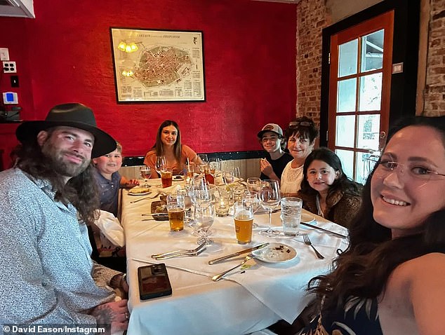 Buenos tiempos: David también compartió una foto de todos ellos almorzando juntos, señalando que estaba 