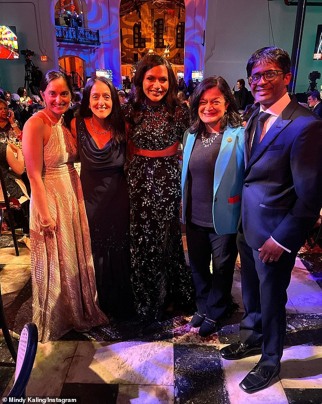 La estrella y productora de Velma estaba emocionada de conocer y codearse con la congresista Pramila Jayapal (2-R) y la fiscal general adjunta de EE. UU. Vanita Gupta (R)