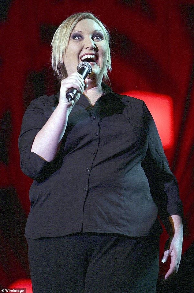 El comediante aparece en el escenario en un espectáculo de comedia en 2007.