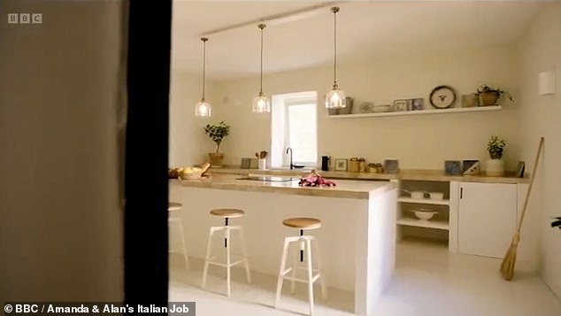¡Guau!  Titulado Amanda and Alan's Italian Job, el programa de BBC One vio a los presentadores comprar dos pisos sicilianos por un euro cada uno y pasar tres meses transformándolos en una impresionante casa de vacaciones.