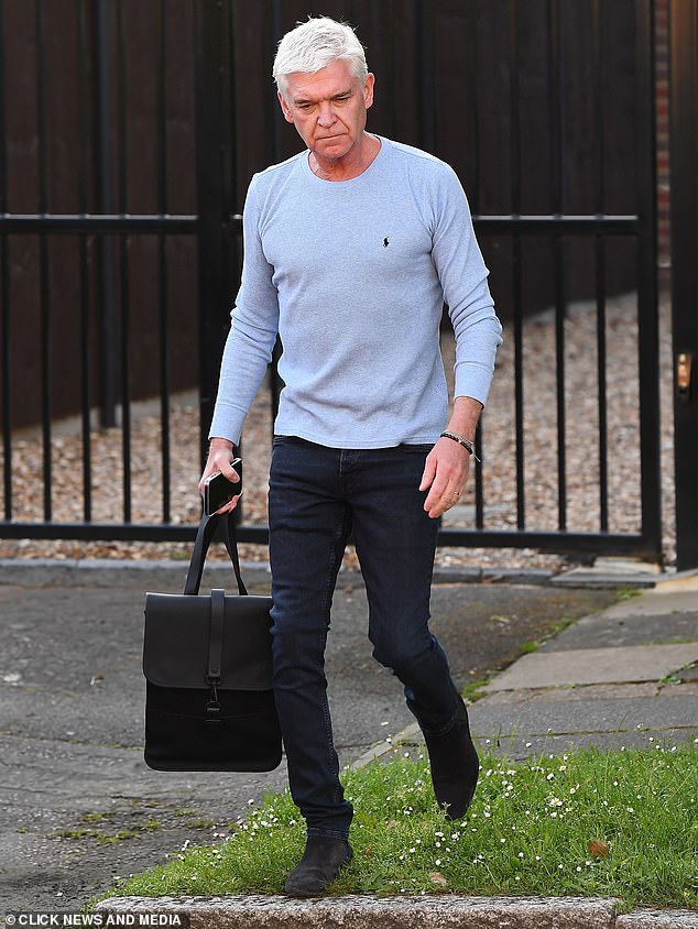 Phil vio salir de su casa hoy camino a los estudios de ITV en Londres para This Morning