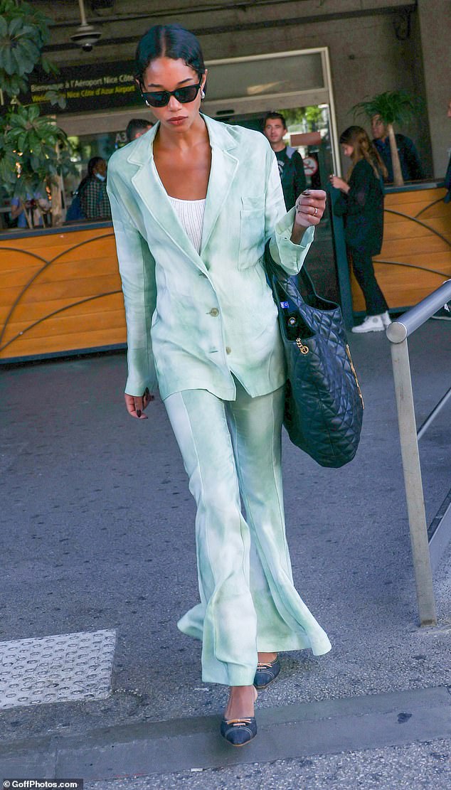 Sofisticado: mientras tanto, se fotografió a Laura Harrier llegando al aeropuerto de Niza y con una figura elegante con un traje verde azulado teñido anudado y una camiseta blanca.