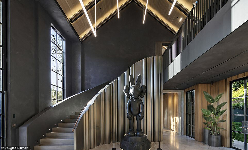 Arty: una estatua inusual se encontraba junto a una escalera metálica vanguardista