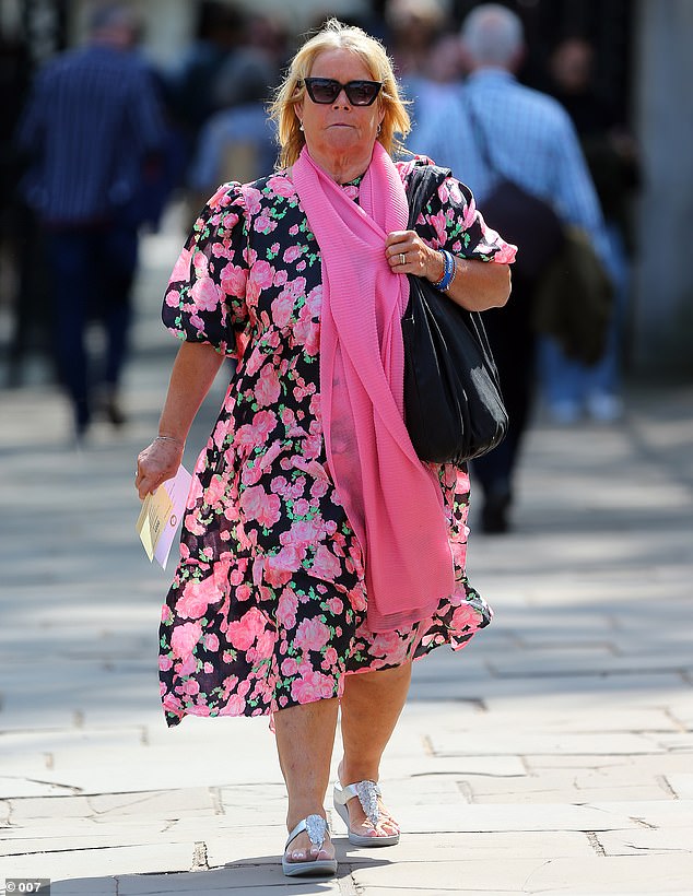 Vibrante: Linda se veía radiante con un vestido floral rosa y una bufanda a juego, sin dar señales de que algo andaba mal.