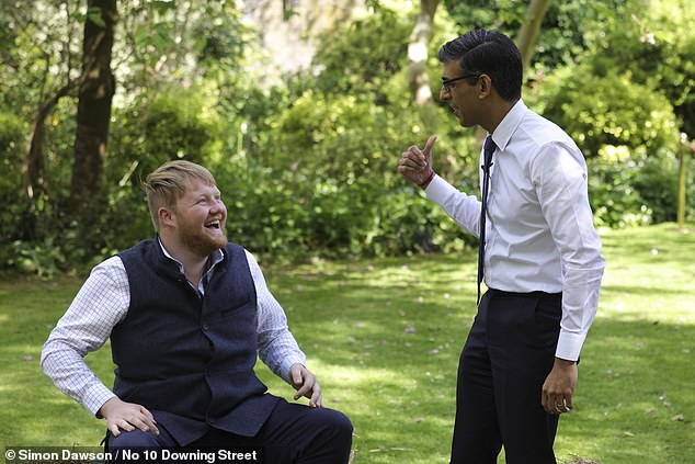 Pals: el primer ministro Rishi Sunak compartió una risa con la estrella de Clarkson's Farm Kaleb Cooper el martes