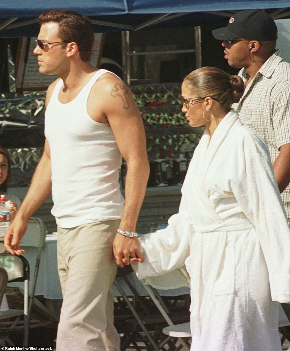 El ganador del Premio de la Academia también tiene un tatuaje cruzado en el hombro izquierdo;  visto con Jennifer en 2002