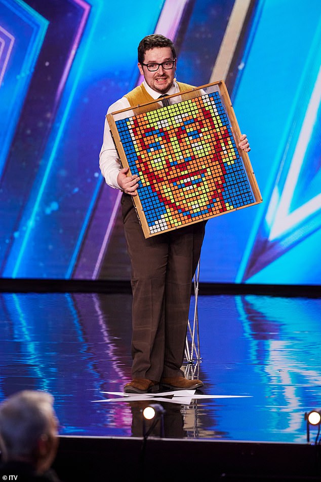 Talento impresionante: Tom Crosbie logró convertir a Bruno Tonioli en cubos de Rubik