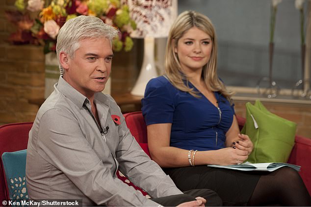 Historia: El dúo presentador (en la foto de noviembre de 2009) han trabajado juntos durante más de una década después de que Holly reemplazó a Fern Britton como copresentadora de Phillip en 2009.