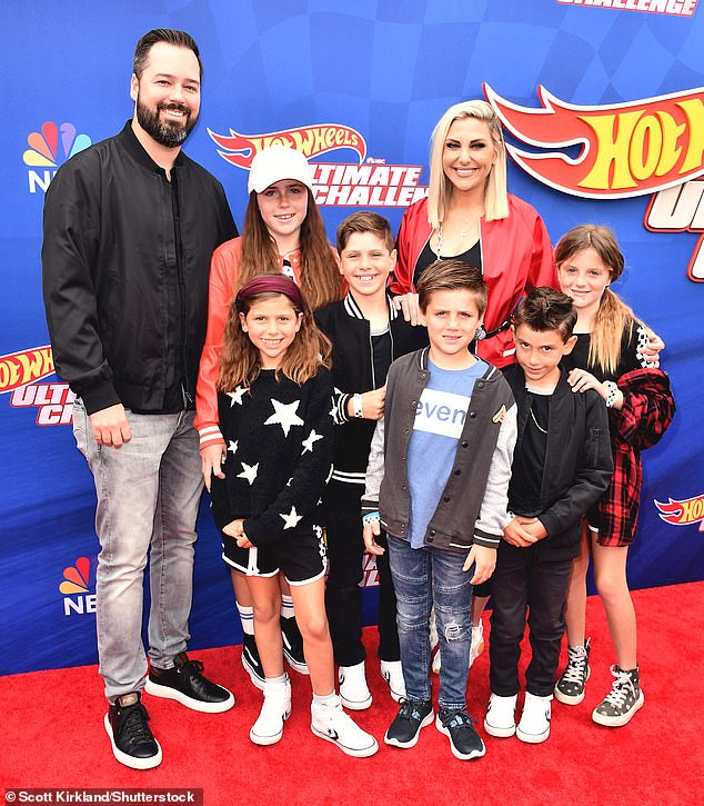 Dulce: la estrella de Real Housewives of Orange County, Gina Kirschenheiter, apareció con sus hijos y la otra mitad Travis Mullen
