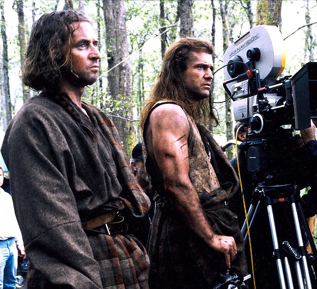 En el set de Braveheart con Mel Gibson, a la derecha, cuando los hermanos compartían una relación cercana.