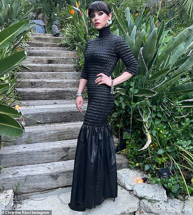 Stunner: Ricci también usó Instagram para compartir algunas fotos glamorosas de su vestido.