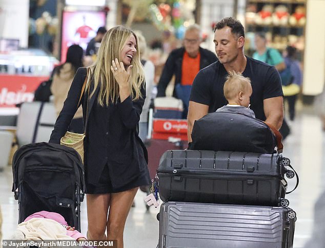 Jennifer se mantuvo cerca de su esposo Jake Wall, de 40 años, quien llevó a su hija Frankie, de tres años, en un carrito de equipaje.