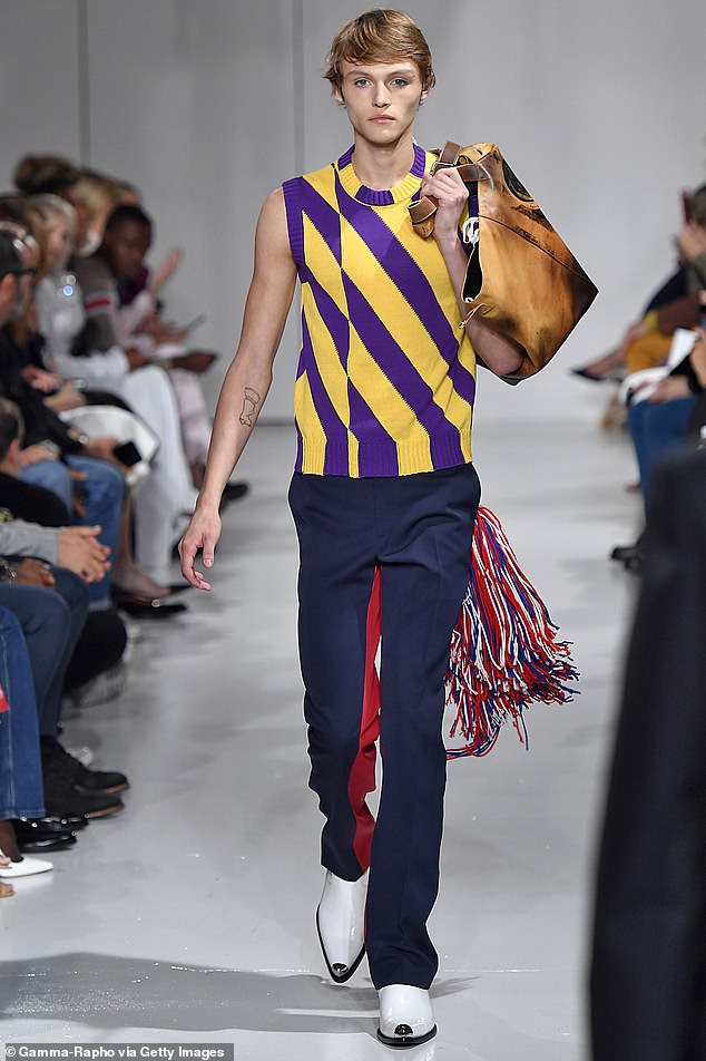 Tras los pasos de su madre: Mingus ha comenzado a seguir los pasos de su madre, y ha desfilado para marcas además de aparecer en campañas;  visto caminando para Calvin Klein en 2017