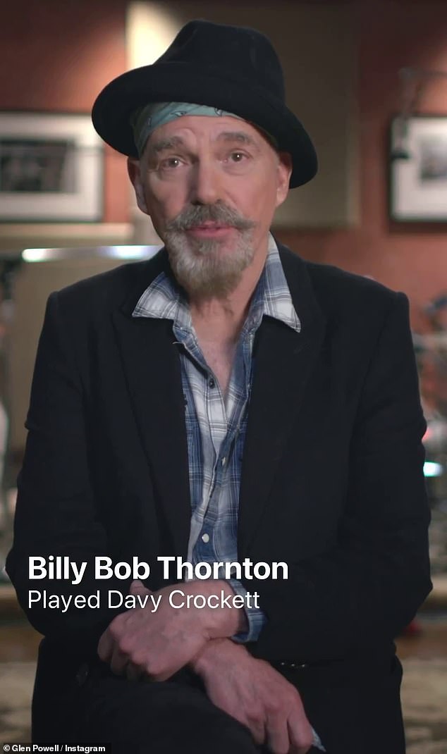 No de Texas: Billy Bob Thornton, de 67 años, está sentado tranquilamente en una silla, vestido con una chaqueta negra de una camisa a cuadros azul y un sombrero negro sobre un pañuelo, y explica: 