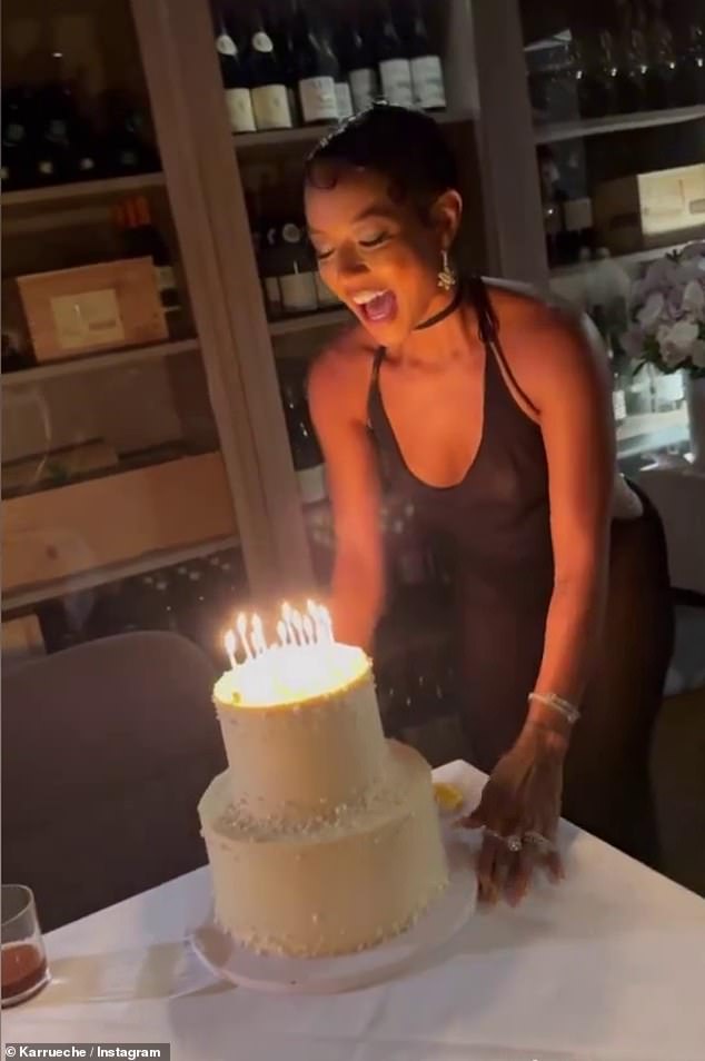 Velas: La estrella de House Party apagó las velas de un hermoso pastel de dos pisos con glaseado de crema de mantequilla.  Video la muestra bailando en celebración