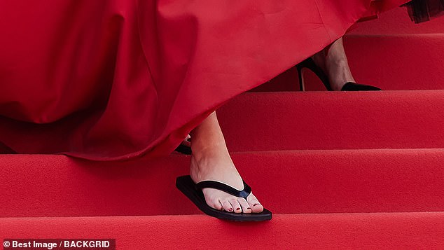 Poco convencional: la actriz fue fotografiada bajando las escaleras en el Palais des Festivals con un par de sandalias negras el domingo.