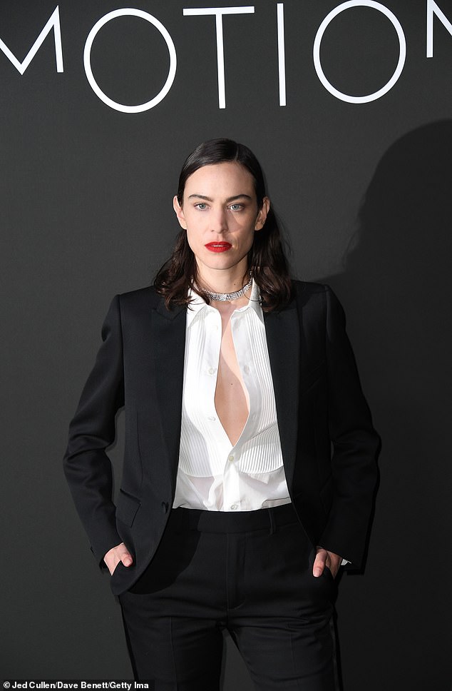Yendo simple: la modelo, de 39 años, se puso un traje negro coordinado con una chaqueta y una camisa blanca desabrochada debajo, mostrando su físico delgado