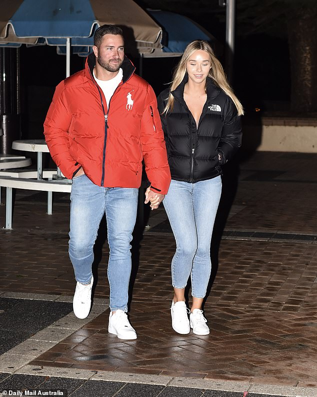 Josh, de 40 años, y Tayla Winter, de 27, fueron vistos cenando con su compañero de reparto Harrison Boon y su novia, Gina (ambos en la foto) en Coogee Pavilion en Sydney durante el fin de semana.