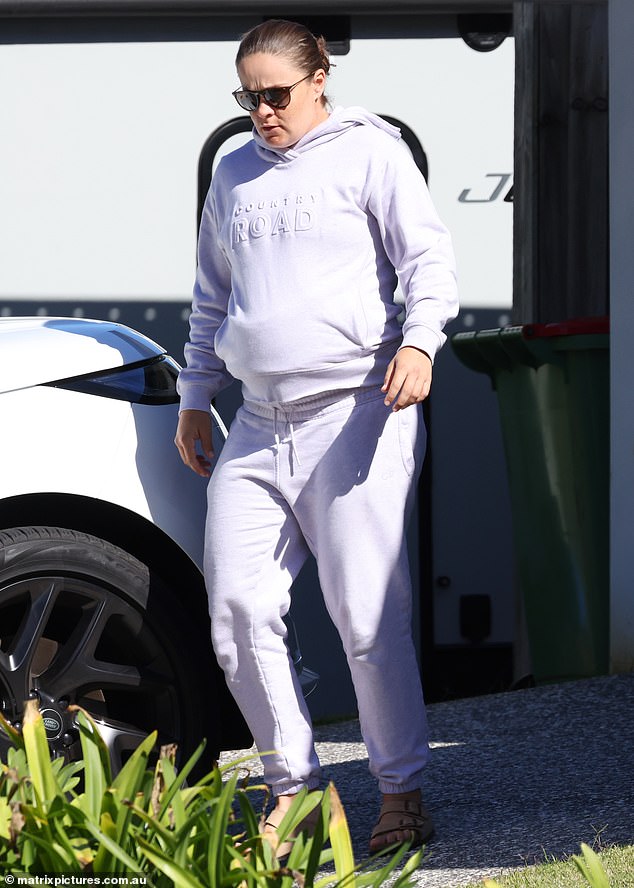 Ash embarazada se vistió cómoda con un chándal lila de Country Road combinado con una camiseta blanca