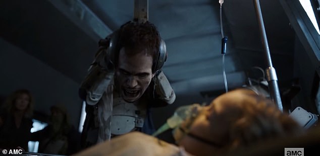 A propósito: la cabeza de un zombi se bajó a propósito hasta que mordió e infectó a Finch.
