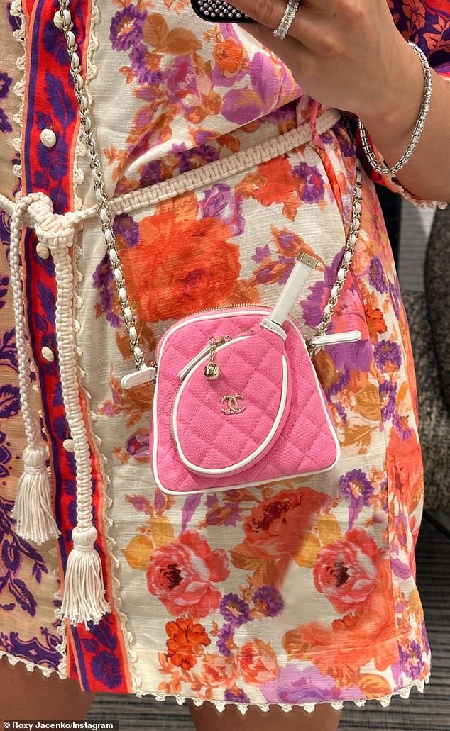 La mujer de 43 años posó con su bandolera rosa de Chanel, pero este no es un bolso de diseñador normal.  Uno de los pocos fabricados en el mundo, el pequeño accesorio se vendió al por menor por la increíble cantidad de $21,065