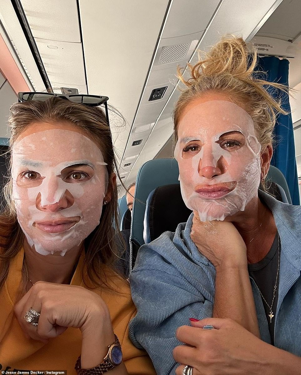 Diversión en el vuelo: las damas parecían más hermanas que madre e hija mientras estaban sentadas en un avión.