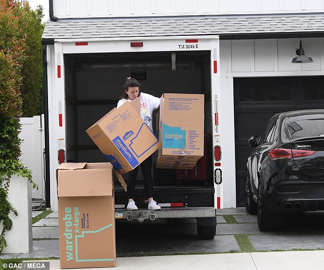 Fin de una era: Se vieron cajas siendo cargadas en un camión