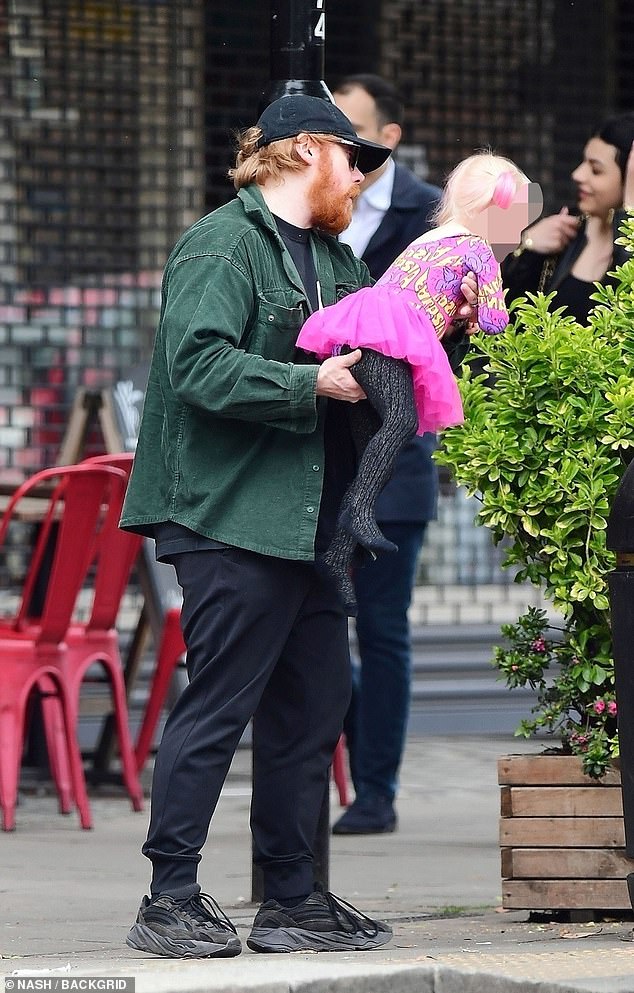 Tiempo de calidad: se podía ver al actor de Harry Potter, de 34 años, cargando a su pequeña niña, el miércoles dos, en sus brazos mientras se detenía en un café local.