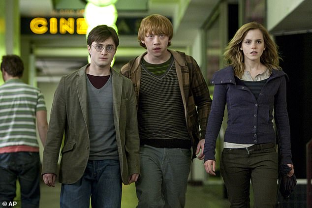 Estrellas: Rupert fue el primero de los tres niños estrellas principales en dar la bienvenida a un niño (en la foto con Daniel Radcliffe y Emma Watson)