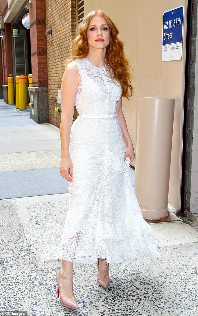 Impresionante: la ganadora del Oscar se veía increíblemente eterna con un vestido blanco sin mangas hecho de material de encaje adornado con flores.