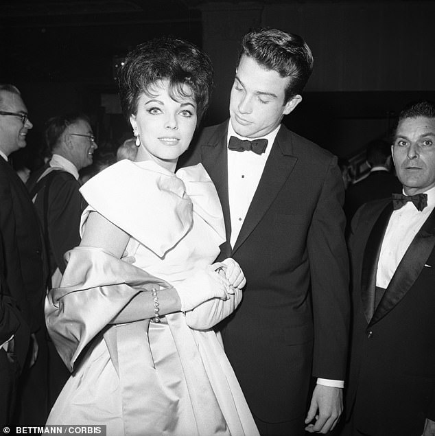 Joan conoció al mujeriego Warren Beatty (en la foto) a los 26 años y luego se comprometieron.  Ella dijo en sus memorias que 